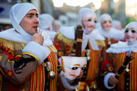 Binche festa de carnaval a Bèlgica Brussel·les. Bèlgica, el carnaval de Binche. Desfilada Festival Mundial de la UNESCO Patrimoni. Bèlgica, Valònia Municipi, província d'Hainaut, poble de Binche. El carnaval de Binche és un esdeveniment que té lloc cada any a la ciutat belga de Binche durant el diumenge, dilluns i dimarts previs al Dimecres de Cendra. El carnaval és el més conegut dels diversos que té lloc a Bèlgica, a la vegada i s'ha proclamat, com a Obra Mestra del Patrimoni Oral i Immaterial de la Humanitat declarat per la UNESCO. La seva història es remunta a aproximadament el segle 14.